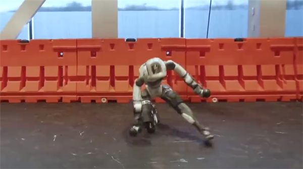 波士顿动力Atlas机器人超进化:会跳托马斯 动作完美复刻人类